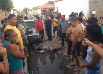 Motoqueiro é morto em emboscada na frente da mãe no bairro Parque Brasil